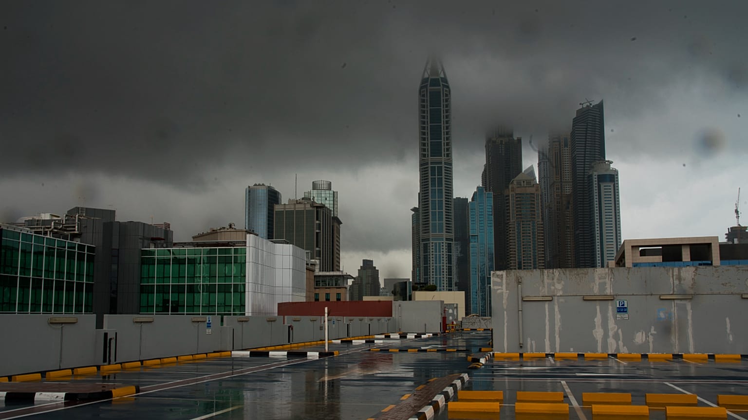 هطول أمطار على دبي