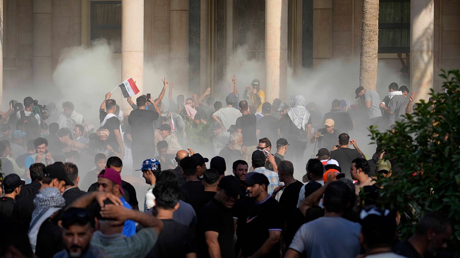 Irak'ın başkenti Bağdat'ta güvenlik güçleri, başkanlık sarayını basan Şii din adamı ve siyasetçi Mukteda el Sadr yanlılarına gözyaşartıcı gaz ile müdahale etti 