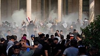 Irak'ın başkenti Bağdat'ta güvenlik güçleri, başkanlık sarayını basan Şii din adamı ve siyasetçi Mukteda el Sadr yanlılarına gözyaşartıcı gaz ile müdahale etti 