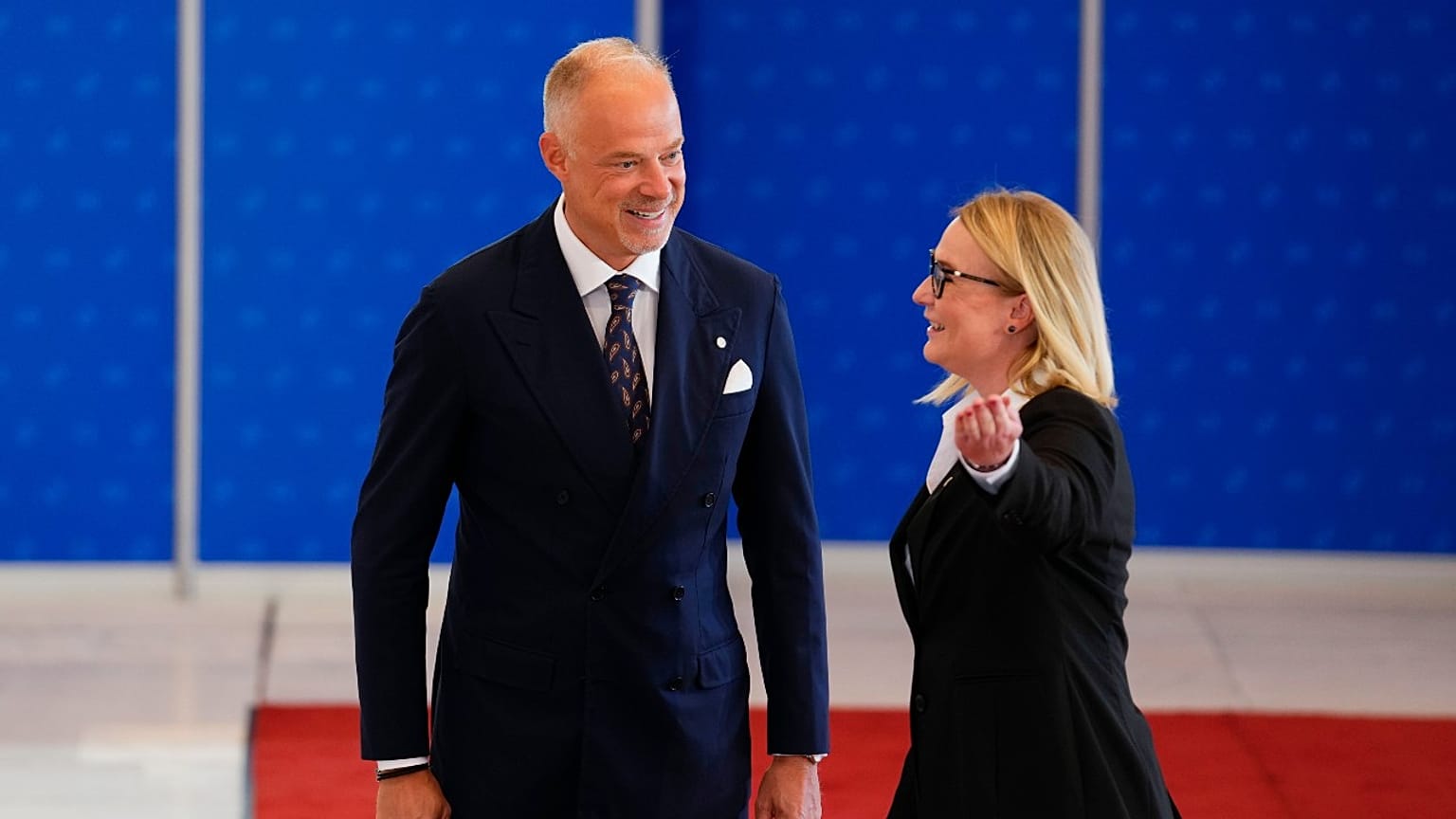 A magyar honvédelmi miniszter érkezik a prágai találkozóra 2022. augusztus 30-án
