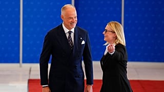 A magyar honvédelmi miniszter érkezik a prágai találkozóra 2022. augusztus 30-án