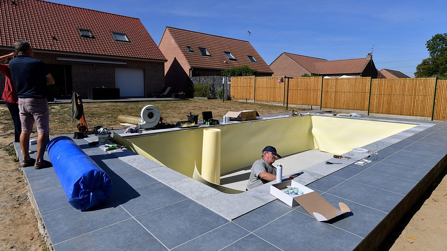 Chantier d'une piscine privée dans une propriété située à Leforest, dans le nord de la France, le 8 août 2022 