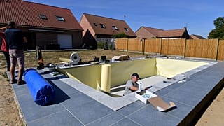 Chantier d'une piscine privée dans une propriété située à Leforest, dans le nord de la France, le 8 août 2022 