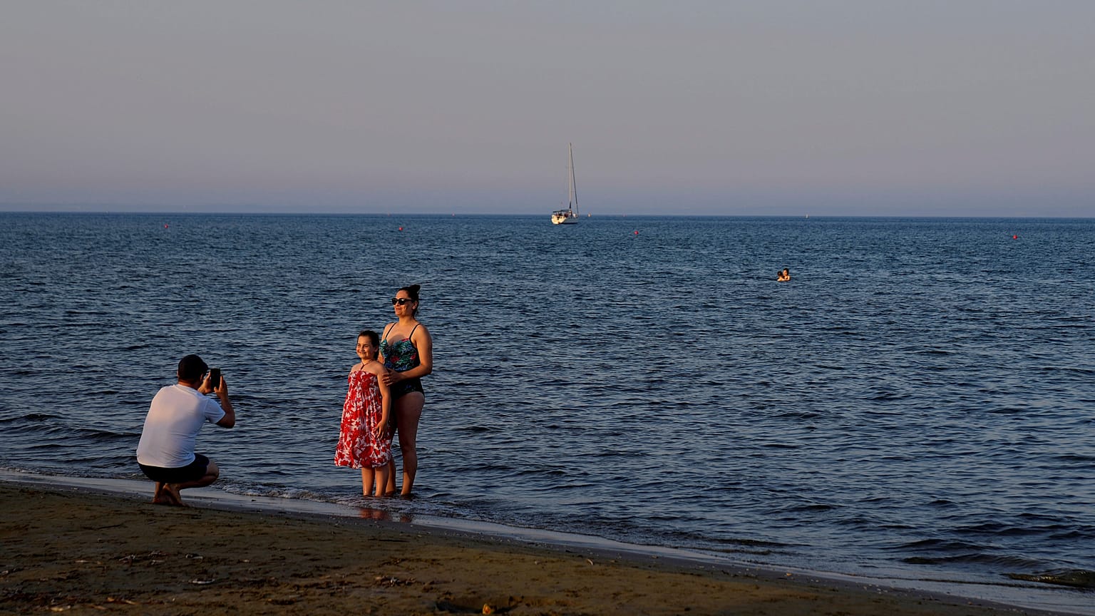 Fotózkodó turisták egy ciprusi tengerparton - ide is sok orosz érkezik nyaralni