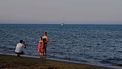 Fotózkodó turisták egy ciprusi tengerparton - ide is sok orosz érkezik nyaralni