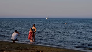Fotózkodó turisták egy ciprusi tengerparton - ide is sok orosz érkezik nyaralni