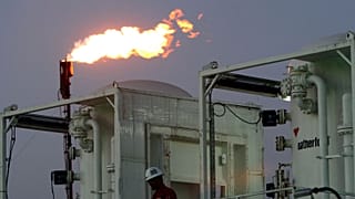 یک کارگر در پالایشگاه نفت در اقلیم کردستان عراق