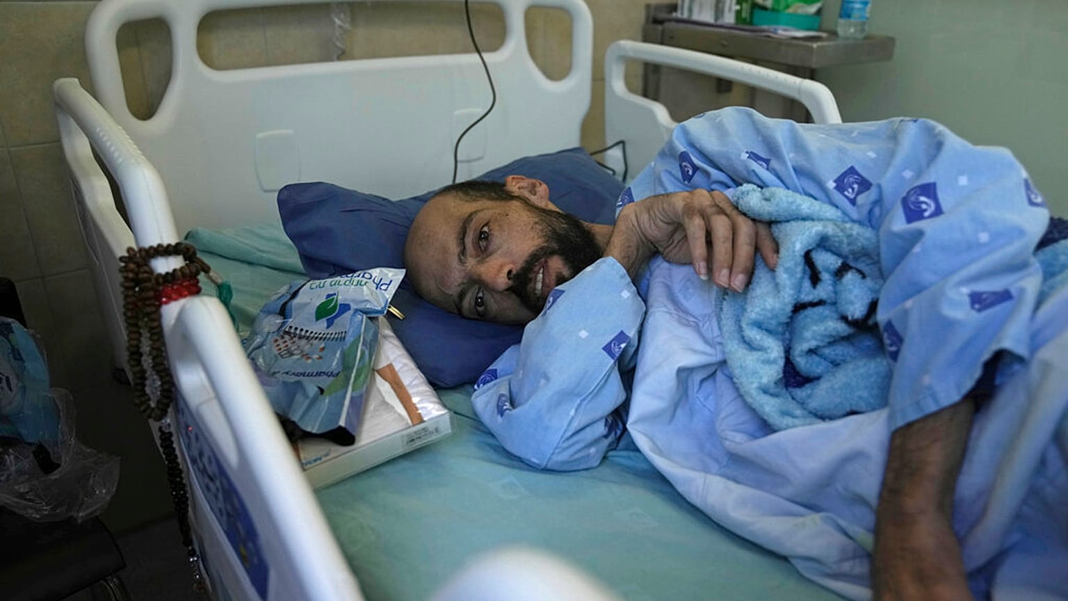 خليل عواودة، فلسطيني يضرب عن الطعام منذ عدة أشهر احتجاجًا على سجنه دون تهمة أو محاكمة بموجب ما تصفه إسرائيل بالاعتقال الإداري، بمستشفى أساف هاروفيه في بئر يعقوب، 24 أغسطس 2022