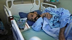 خليل عواودة، فلسطيني يضرب عن الطعام منذ عدة أشهر احتجاجًا على سجنه دون تهمة أو محاكمة بموجب ما تصفه إسرائيل بالاعتقال الإداري، بمستشفى أساف هاروفيه في بئر يعقوب، 24 أغسطس 2022