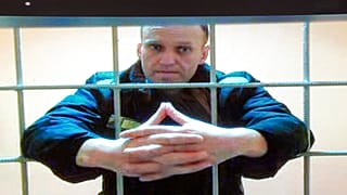 Navalnij videókamerán keresztül jelentkezik be egy moszkvai bíróságra 2022. májusában