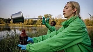 Nina Noelle und Julios Kontchou von Greenpeace Deutschland sammeln Wasserproben an der Oder nahe der polnischen Stadt Bytom Odrzański, 24. August 2022.