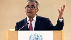 تيدروس أدهانوم غيبريسوس، المدير العام لمنظمة الصحة العالمية (WHO) يلقي كلمته بعد إعادة انتخابه، في المقر الأوروبي للأمم المتحدة في جنيف، سويسرا، في 24 مايو 2022