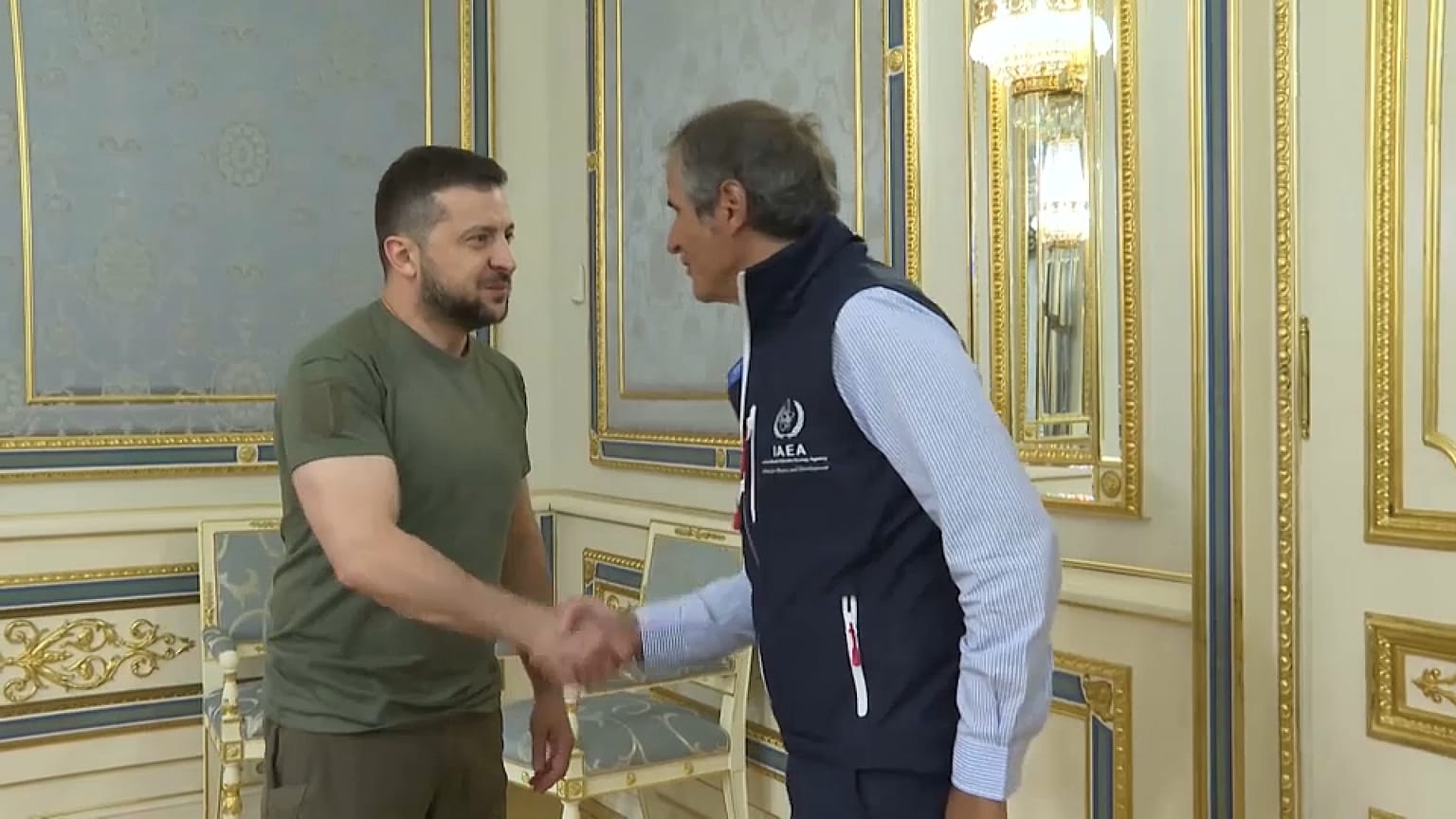 El presidente de Ucrania, Volodímir Zelenski, recibe a Rafael Grossi, director del Organismo Internacional de Energía Atómica, y su equipo en Kiev, el 30 de agosto de 2022.