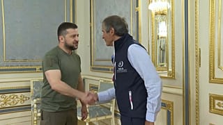 El presidente de Ucrania, Volodímir Zelenski, recibe a Rafael Grossi, director del Organismo Internacional de Energía Atómica, y su equipo en Kiev, el 30 de agosto de 2022.