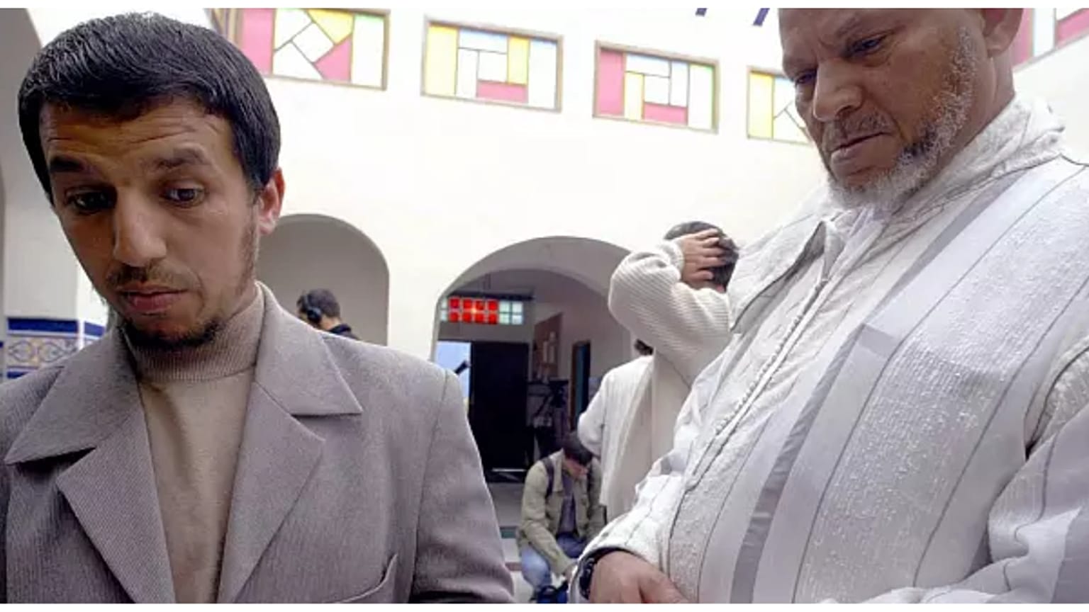 الإمام إيكوسين إلى يسار الصورة (أرشيف)  