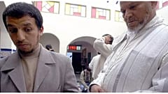 الإمام إيكوسين إلى يسار الصورة (أرشيف)  