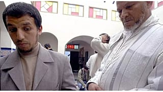 الإمام إيكوسين إلى يسار الصورة (أرشيف)  