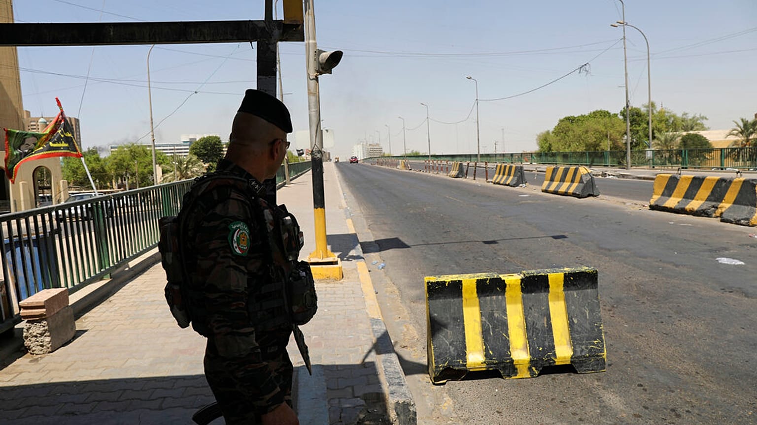 Un policier en faction à Bagdad, lors du couvre-feu imposé après des heurts entre forces armées nationales, milices et partisans de Moqtada Sadr, mardi 30 août.