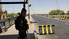 Un policier en faction à Bagdad, lors du couvre-feu imposé après des heurts entre forces armées nationales, milices et partisans de Moqtada Sadr, mardi 30 août.