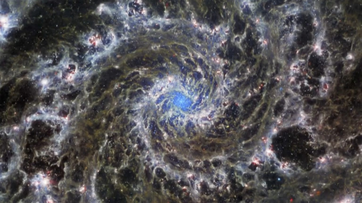 El resplandor de la galaxia Fantasma, a 32 millones de años luz 