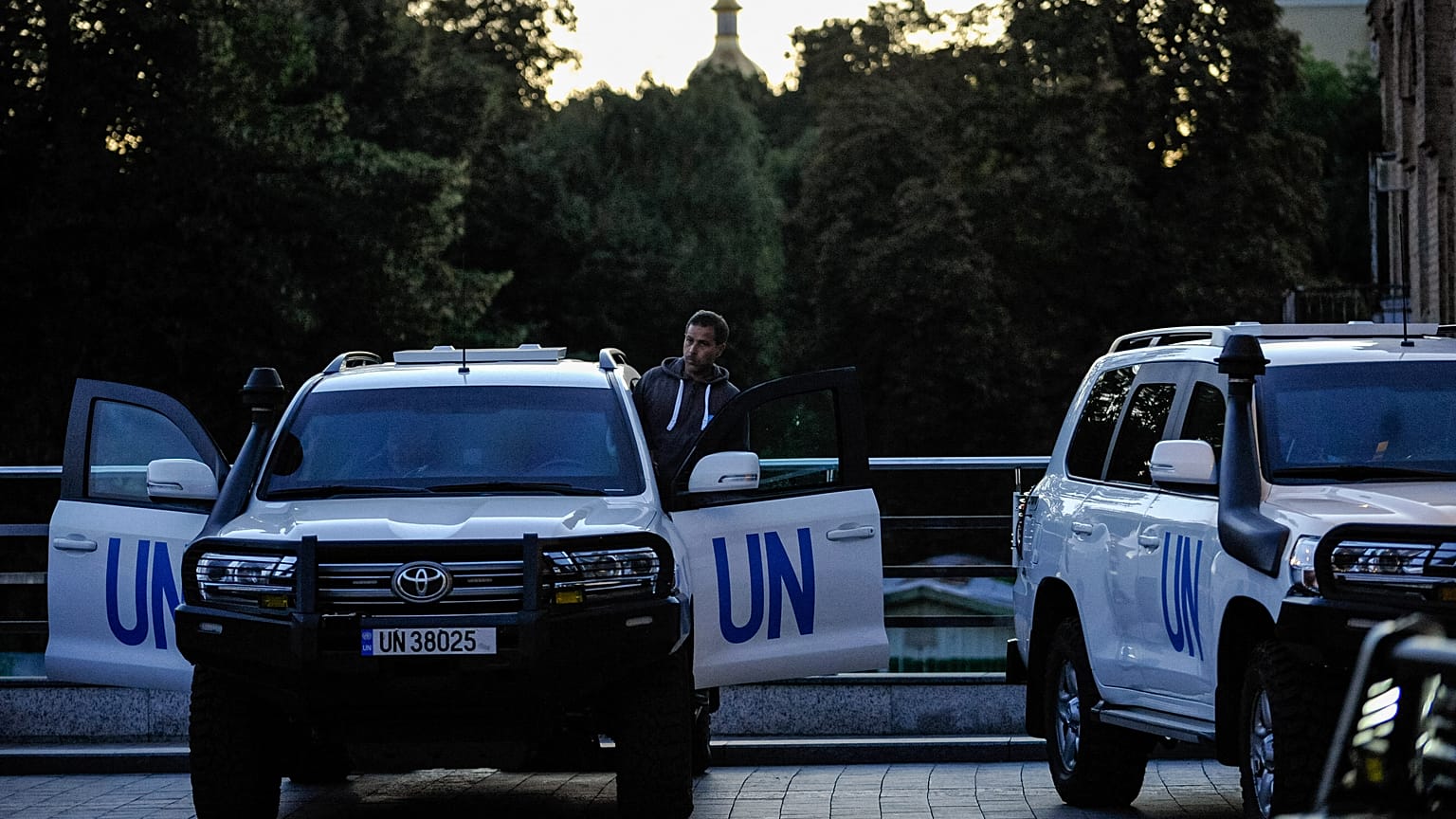 Μέλη της αποστολής της IAEA επιβιβάζονται στα οχήματα που θα τους μεταφέρουν στο σταθμό της Ζαπορίζια
