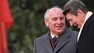 Встреча Михаила Горбачёва и Рональда Рейгана в Вашингтоне, 8 декабря 1987 года.