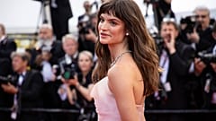 تشارلبي دين يقف عند وصولها إلى العرض الأول لفيلم "تراينغل أوف سادنِس" في مهرجان كان السينمائي الدولي الخامس والسبعين، كان، جنوب فرنسا، 21 مايو 2022