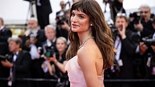 تشارلبي دين يقف عند وصولها إلى العرض الأول لفيلم "تراينغل أوف سادنِس" في مهرجان كان السينمائي الدولي الخامس والسبعين، كان، جنوب فرنسا، 21 مايو 2022