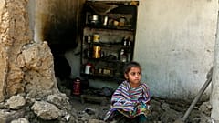 Ein Mädchen sitzt in den Trümmern ihres Zuhauses in Charsadda, Pakistan