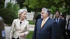Orbán Viktor és Ursula von der Leyen májusban, a Karmelita kolostorban