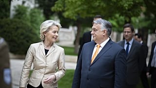 Orbán Viktor és Ursula von der Leyen májusban, a Karmelita kolostorban