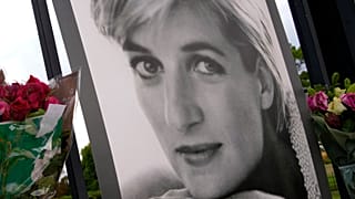 Mientras los británicos lloraban hace 25 años la muerte de Diana ante las puertas de Kensington, la reina Isabel II y su familia permanecían en el castillo de Balmoral.