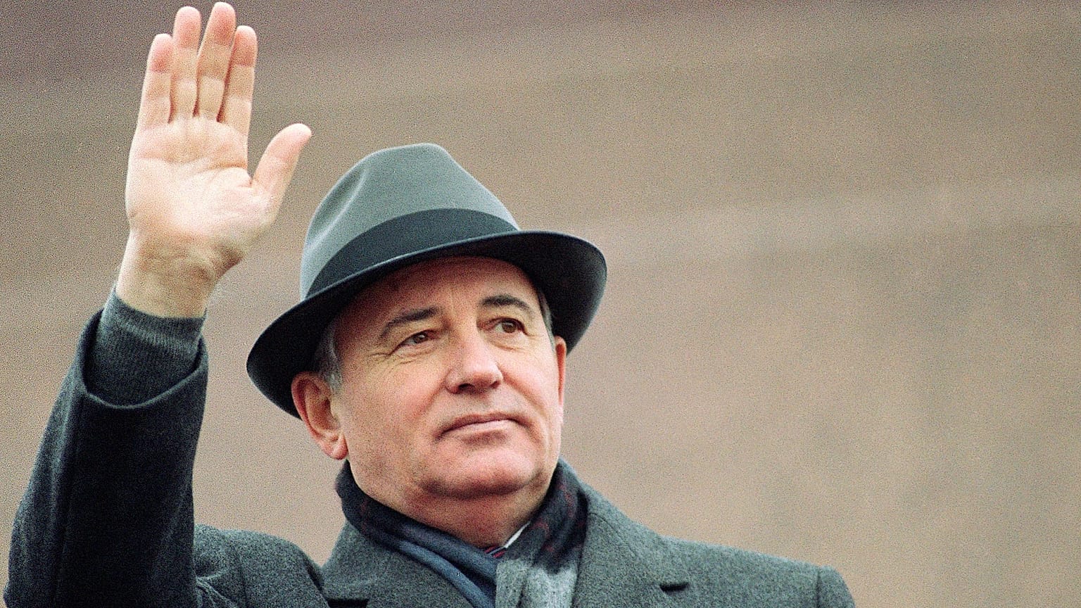 "A viszontlátásra!" - intett Gorbacsov a hagyományos, a moszkvai Vörös téren megtartott egyik felvonulás végén