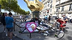 Menschen in Paris erinnern die Verstorbene