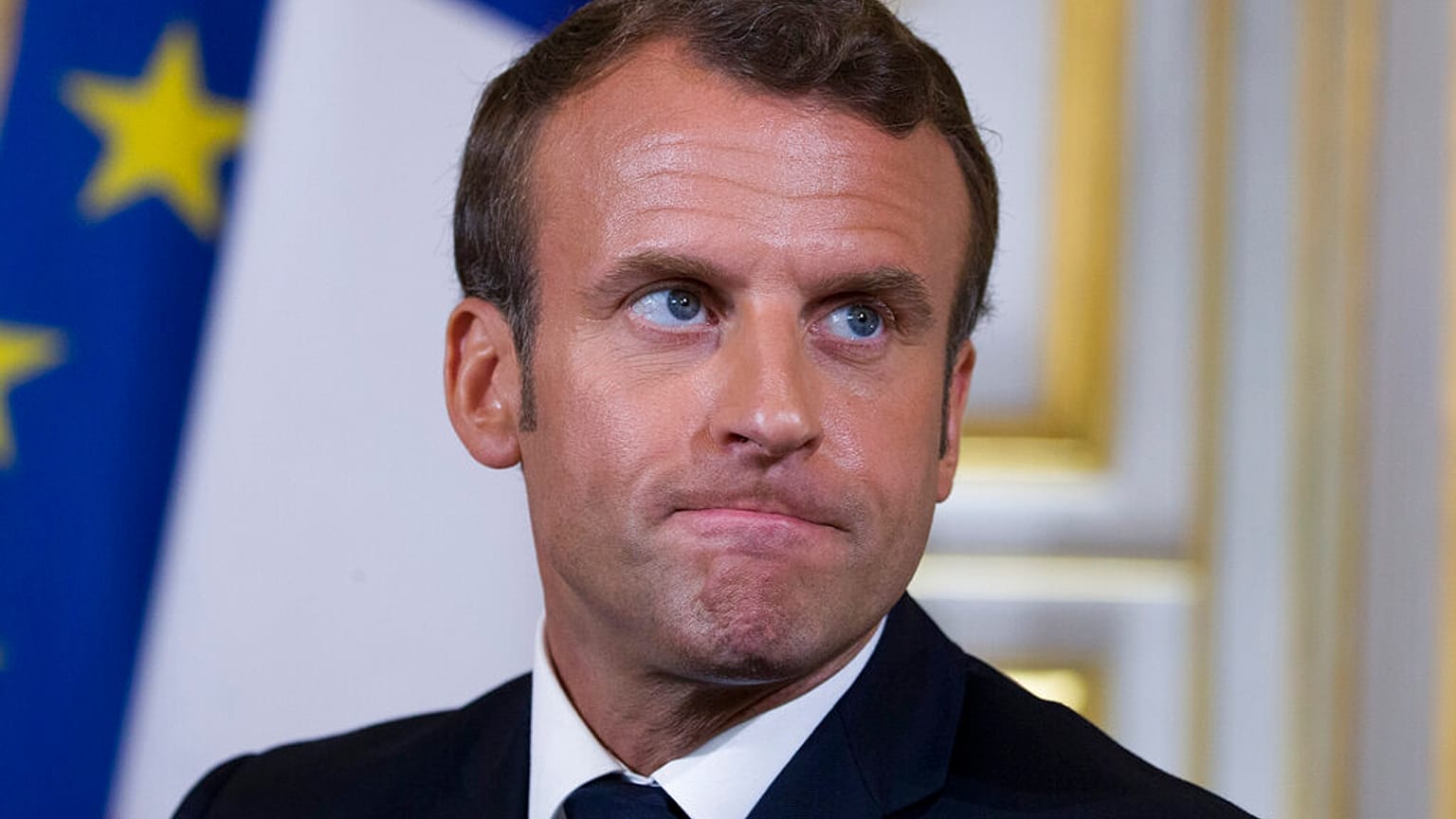 Emmanuel Macron francia elnök 2019-ben Caen-ben egy, az amerikai elnökkel közös sajtótájékoztató előtt
