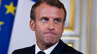 Emmanuel Macron francia elnök 2019-ben Caen-ben egy, az amerikai elnökkel közös sajtótájékoztató előtt