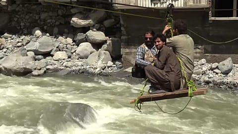 à Bahrain au Pakistan, des systèmes artisanaux sont mis en place pour acheminer les personnes et les biens au-dessus de l'eau