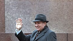 Dağılan Sovyetler Birliği'nin son Devlet Başkanı Mihail Gorbaçov, 1 Mayıs 1988 Moskova Kızıl Meydan. 