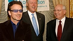 Bill Clinton volt amerikai elnök, Gorbacsov és a U2 frontembere, Bono egy 2002-es washingtoni jótékonysági vacsorán, amelyet az orosz politikus rendezett a követségen  