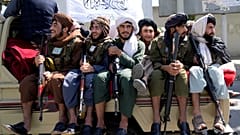 مقاتلو طالبان يحتفلون بالذكرى السنوية الأولى لانسحاب القوات التي تقودها الولايات المتحدة من أفغانستان، كابول، أفغانستان، الأربعاء 31 أغسطس 2022