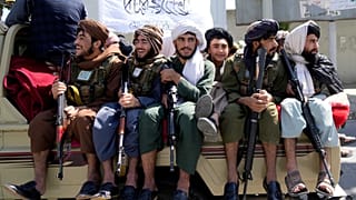 مقاتلو طالبان يحتفلون بالذكرى السنوية الأولى لانسحاب القوات التي تقودها الولايات المتحدة من أفغانستان، كابول، أفغانستان، الأربعاء 31 أغسطس 2022
