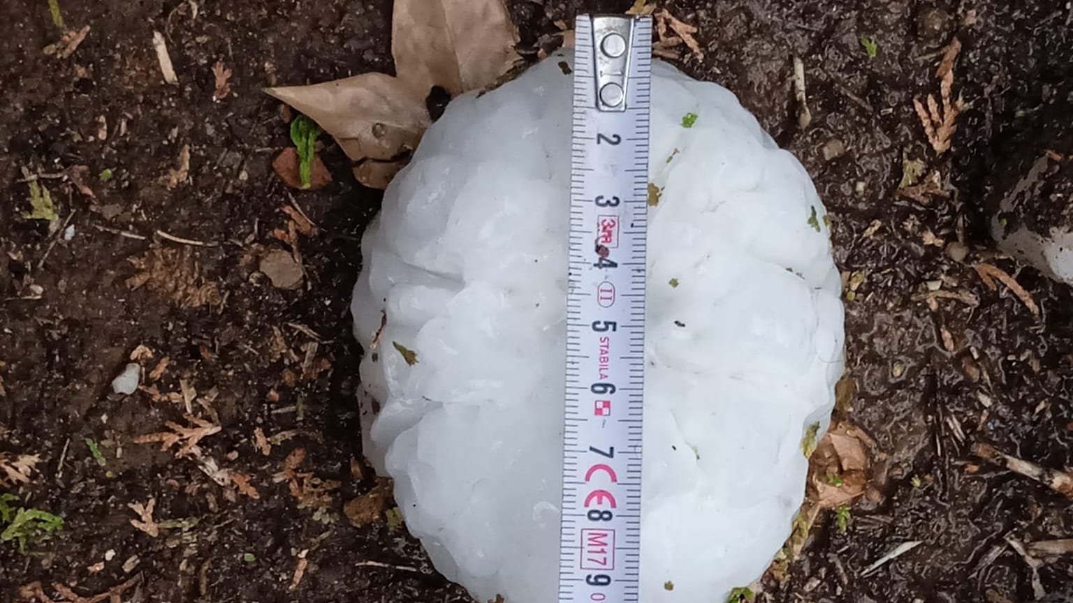 Una piedra de granizo caída el martes en La Bisbal d'Empordà.