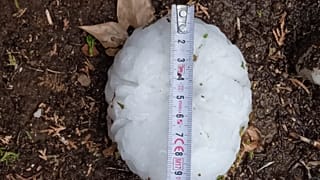 Una piedra de granizo caída el martes en La Bisbal d'Empordà.
