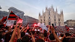 Les fans de l'AC Milan célèbrent la victoire de leur club sur Sassuolo le 22 mai 2022