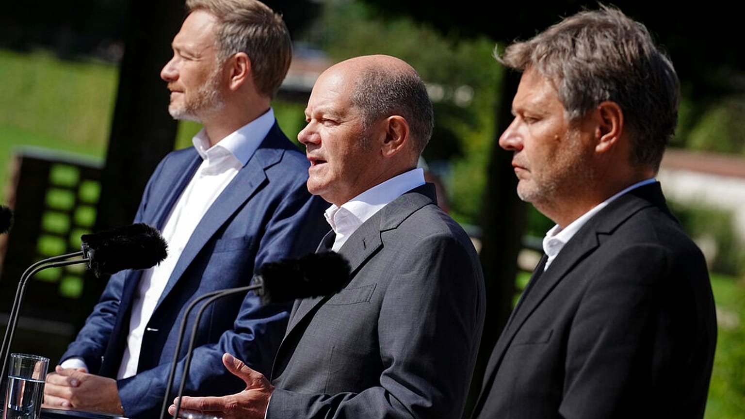 Olaf Scholz német kancellár , Robert Habeck, szövetségi gazdasági és éghajlatvédelmi miniszter és Christian Lindner, szövetségi pénzügyminiszter