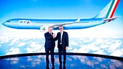 Fabio Lazzerini, PDG de la compagnie nationale ITA, pose avec le président Alfredo Altavilla pendant la présentation à Rome, le 15 octobre 2021.
