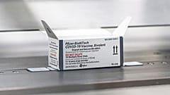 COVID-19 emlékeztető oltóanyagot, amely közvetlenül a ma leggyakoribb omikron változatot célozza.
