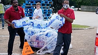 Az Üdvhadsereg tagjai vizet visznek a Mississippi állambeli Jacksonban, 2022. augusztus 31-én