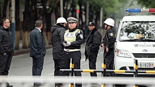 La policía china patrulla en las calles de Urumqi, en Xinjiang