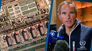 à g. image satellite de la centrale de Zaporijjia (crédit : Maxar Technologies). À d., Rafael Grossi, directeur général de l'AIEA à Kyiv le 31 août 2022